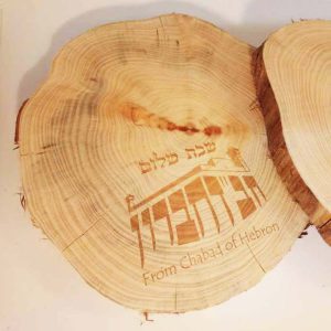 חריטת לייזר על גזע עץ