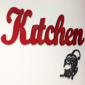 חיתוך וצביעה אקרילית אותיות ולוגו מעץ